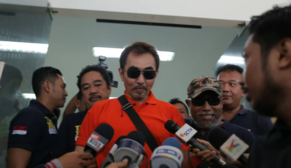 Dalam penggeledahan hari kedua di kediamannya, Polisi menemukan 600 peluru kaliber 9, 32, dan 22 milimeter. Amunisi itu tersimpan dalam brangkas. (Andy Masela/Bintang.com)