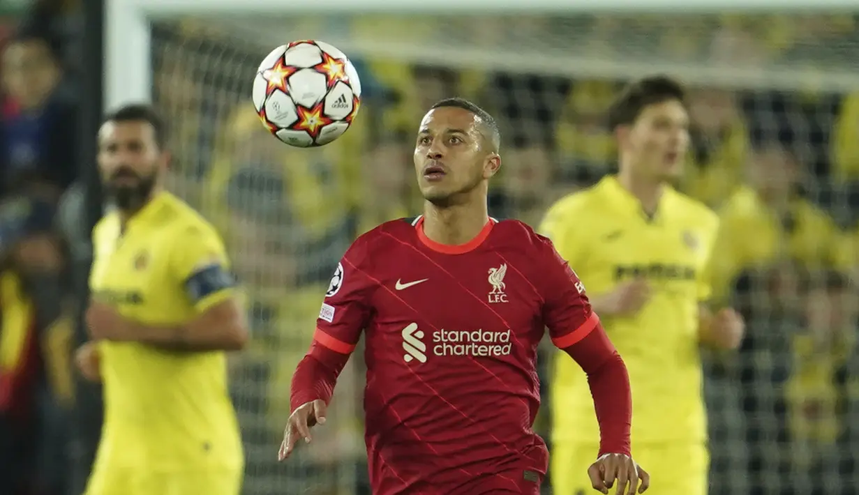 <p>Gelandang Liverpool, Thiago mengontrol bola saat bertanding melawan Villarreal pada pertandingan leg pertama semifinal Liga Champions di stadion Anfield di Liverpool, Inggris, Kamis (28/4/2022). Liverpool menang atas Villarreal 2-0. (AP Photo/Jon Super)</p>