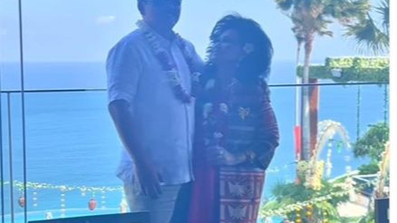 Seolah membalas yang dulu tak pernah dilakukan, Hadi dan istri terlihat menyempatkan foto-foto berdua bak prewed.
