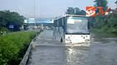 Air bah setinggi 40 sentimeter menggenangi ruas Tol Jakarta-Serpong. Arus lalu lintas di kawasan Pondok Ranji, Tangerang Selatan, Banten, pun macet. 