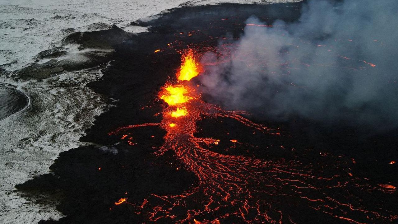 Sebuah gunung api di barat daya Islandia meletus dan mengalirkan lava pijar di tengah hamparan salju pada Senin (18/12/2023). Letusan yang terjadi setelah aktivitas gempa bumi berminggu-minggu ini mengancam kota terdekat.