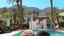 <p>Beerfoto dengan pemandangan tebing gurun serta pohon palem tinggi khas Coachella, Belva dan Sabrina terlihat asyik berenang di pool. (Foto: Instagram @sabrinaanggraini)</p>
