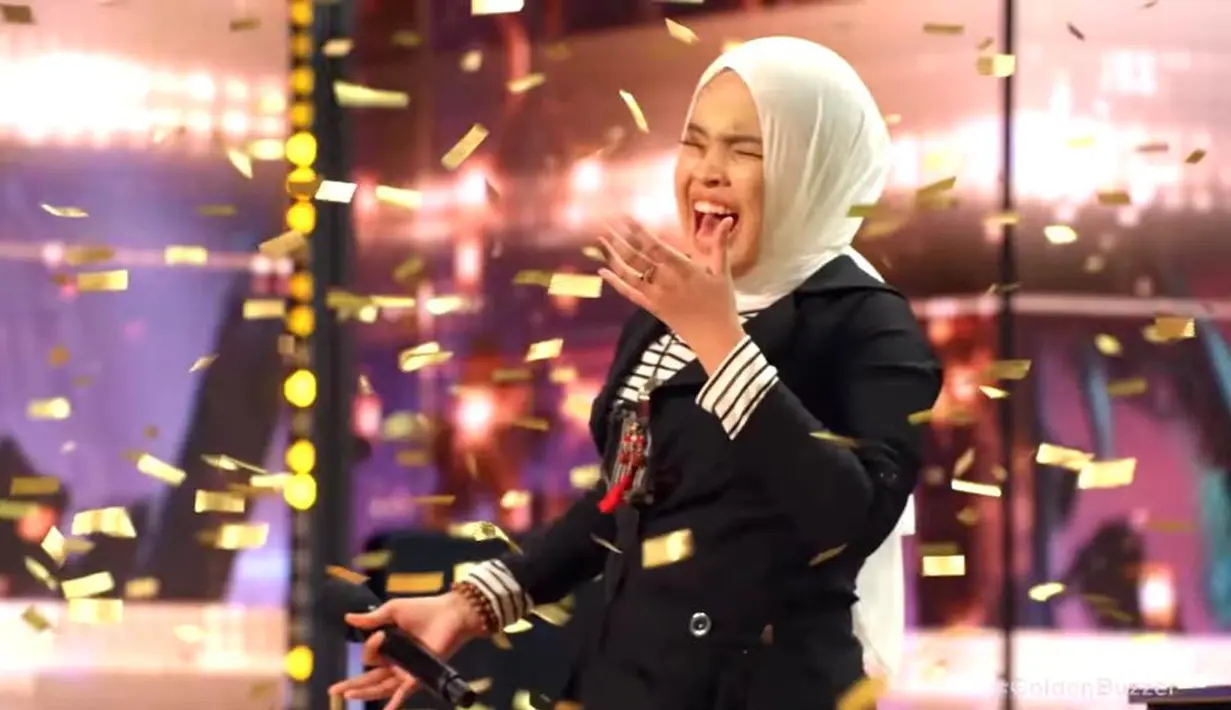 Saking terkesimanya, Cowell memberikan Golden Buzzer untuk penyanyi tunanetra tersebut. [Foto: YouTube/America's Got Talent].