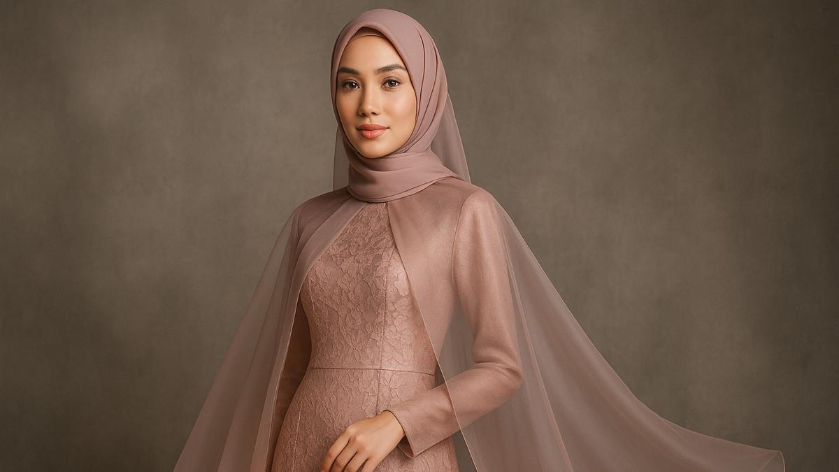 Selain Monokrom &amp; Cerah, Ini Gaya Hijab-Long Dress dengan Nuansa Earthy dan Netral
