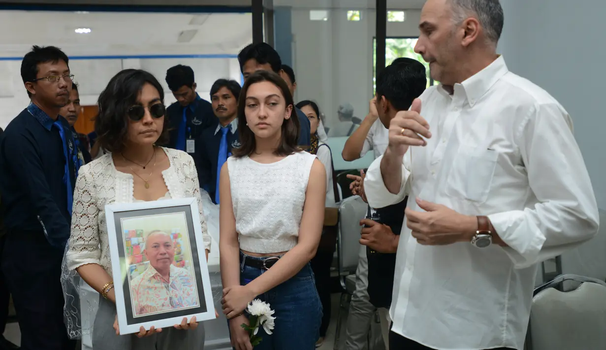 Setelah itu, peti mati warna putih dimasukkan ke tempat kremasi. Para hadirin yang ikut mengantarkan dimohon berdiri untuk memberikan penghormatan terakhirnya. (Nurwahyunan/Bintang.com)