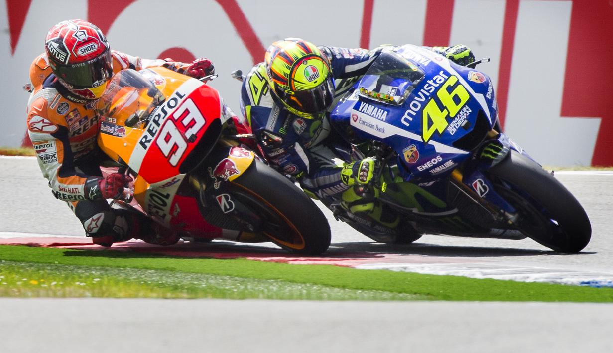 Marc Marquez (kiri) bersaing ketat dengan Valentino Rossi hingga finis. (AP Photo/Vincent Jannink)