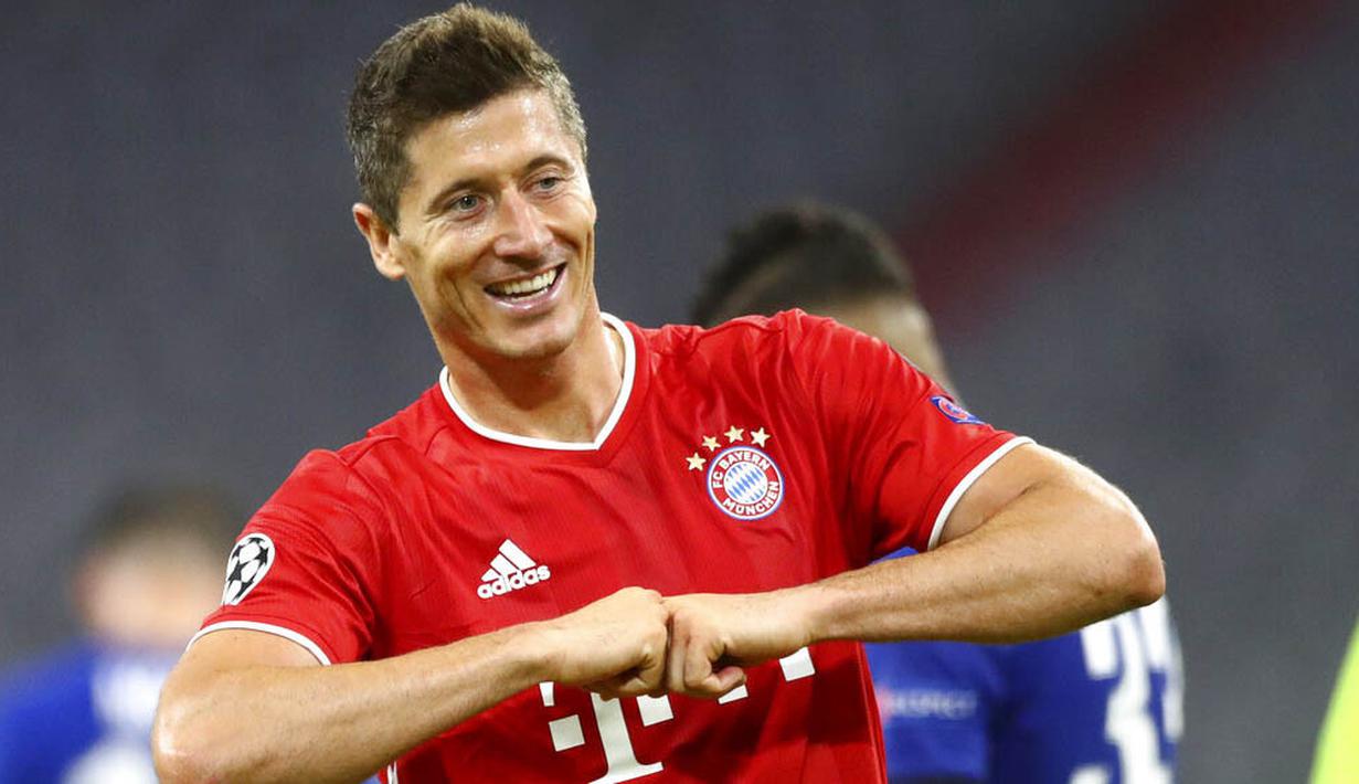 Pemain Bayern Munchen, Robert Lewandowski, melakukan selebrasi usai membobol gawang Chelsea pada laga Liga Champions di Allianz Arena, Sabtu (8/8/2020). Bayern Munchen menang 4-1 atas Chelsea. (AP/Matthias Schrader)