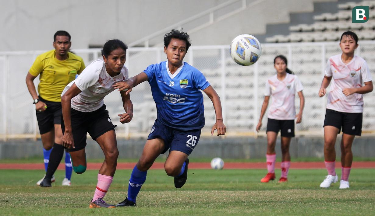 Pemain Timnas Wanita Indonesia, Baiq Amiatun Shalihah (kiri) berbut bola denga pemain Tim Putri Persib Bandung saat saat laga uji coba di Stadion Madya, Jakarta, Kamis (13/01/2022). Laga yang dimenangkan Garuda Pertiwi dihadiri oleh Ketua Umum PSSI, Mochamad Iriawan. (Bola.com/Bagaskara Lazuardi)