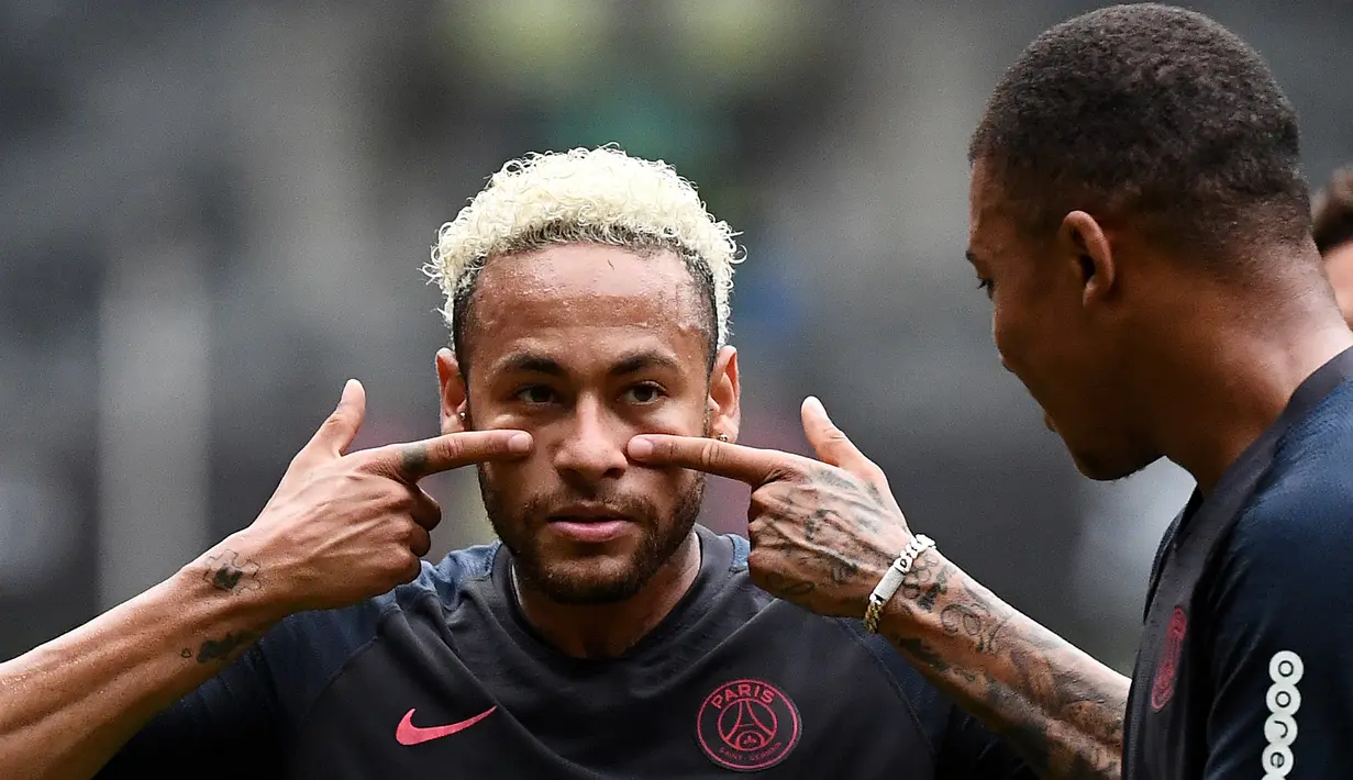 Pemain Paris Saint-Germain Neymar (kiri) bercanda dengan Kylian Mbappe saat sesi latihan jelang menghadapi Rennes dalam Trophee des Champions di Stadion Universiade Shenzhen, China, Jumat (2/8/2019). PSG akan menghadapi Rennes pada Sabtu, 3 Agustus 2019. (FRANCK FIFE/AFP)