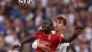 Pemain Leeds United Diego Llorente (kanan) berebut bola dengan pemain Liverpool Sadio Mane (tengah) pada pertandingan Liga Inggris di Elland Road, Leeds, Inggris, 12 September 2021. Liverpool menang 3-0. (Oli SCARFF/AFP)