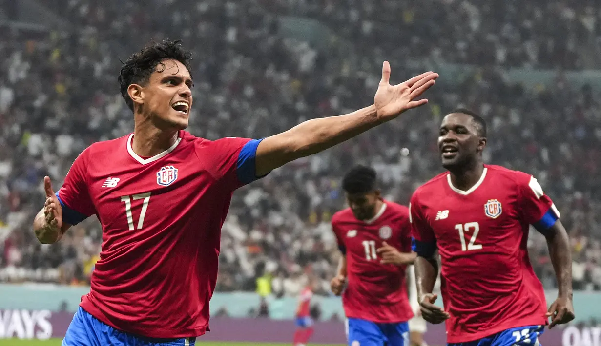 Gelandang Kosta Rika, Yeltsin Tejeda melakukan selebrasi usai mencetak gol ke gawang Jerman pada pertandingan grup E Piala Dunia 2022 Qatar di Stadion Al Bayt di Al Khor, Qatar, Jumat (2/12/2022). Meski menang atas Kosta Rika, Jerman gagal lolos ke babak 16 besar Piala Dunia 2022.  (AP Photo/Matthias Schrader)