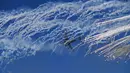 Sebuah jet kargo militer Emirat terbang melalui asap setelah melepaskan sekam selama aksi di Dubai Air Show di Dubai, Uni Emirat Arab (14/11/2021). Di acaraini industri pewsawat terbang memamerkan hasil karya mereka, tak terkecuali Boeing dan Airbus. (AP Photo/Jon Gambrell)