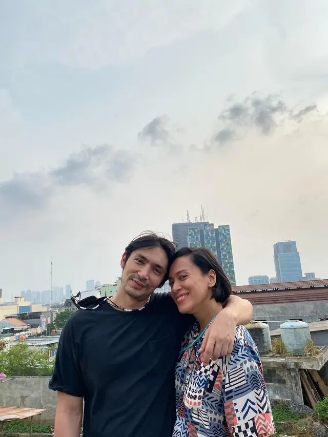 6 Potret Mesra Aktor Laga Indonesia Bersama Istri yang Jarang Tersorot