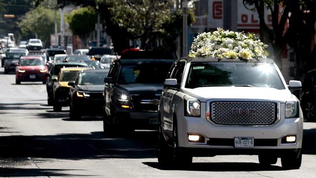 Mobil jenazah yang membawa gembong narkoba Nemesio Oseguera Cervantes atau "El Mencho" meninggalkan rumah duka La Paz di Guadalajara, Negara Bagian Jalisco, Meksiko, pada Senin (2/3/2026).