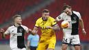 Bek Tottenham, Toby Alderweireld (tengah) berebut bola dengan pemain Wolfsberger AC,   Christopher Wernitznig pada leg pertama babak 32 besar Liga Europa di stadion Puskas Arena, Hongaria, Jumat (19/2/2021). Tottenham menang telak atas Wolfsberger 4-1. (AP Photo/Laszlo Balogh)