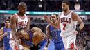 Pemain Oklahoma City Thunder, Russell Westbrook mencoba melewati hadangan pemai Chicago Bulls, Cristiano Felicio (kiri) pada laga NBA basketball game di United Center, (9/1/2017). Thunder menang 109-94. (AP/Charles Rex Arbogast)
