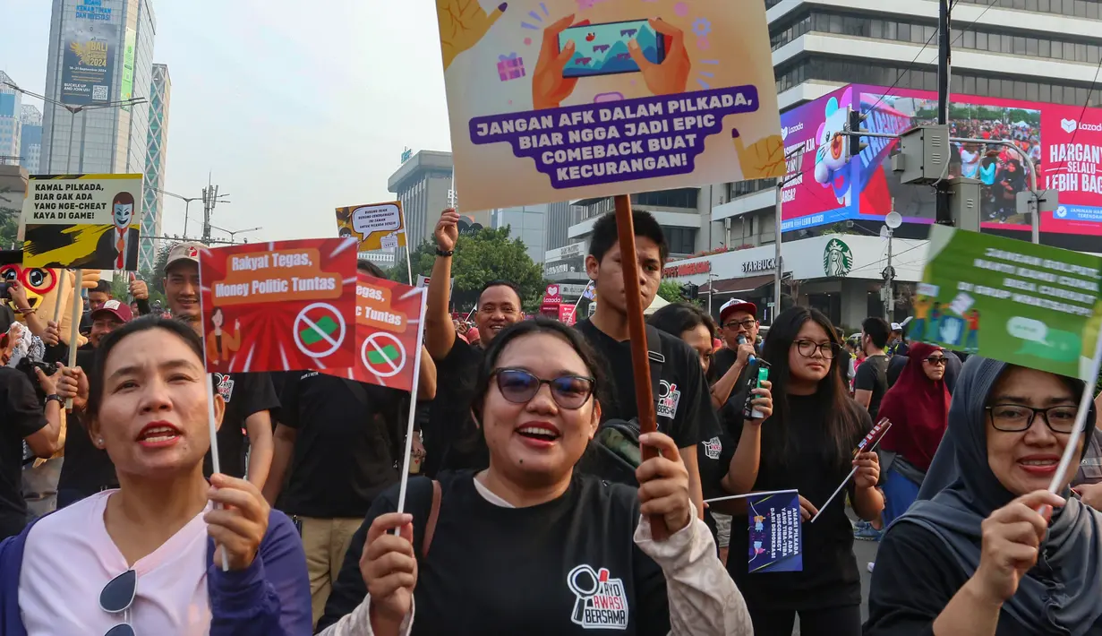 Saat sosialisasi, peserta juga membawa pamflet yang menghimbau warga untuk mengawasi setiap tahapan Pilkada Serentak 2024. (merdeka.com/Arie Basuki)