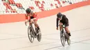 Pebalap putri Indonesia, Ayustina Delia Priatna (kanan) dan pebalap putra Indonesia, Bernard Benyamin Van Aert memacu sepedanya saat berlatih untuk ajang UCI Track Nations Cup 2023 di Jakarta International Velodrome, Rawamangun, Jakarta, Kamis (16/02/2023). (Bola.com/Bagaskara Lazuardi)