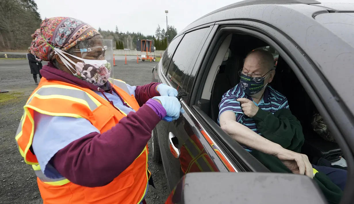 Douglas Burden (kanan), veteran Korps Marinir AS, menerima vaksin Covid-19 Pfizer di klinik vaksinasi keliling Sistem Perawatan Kesehatan Puget Sound VA di Shelton, Washington, Kamis (4/3/2021). Veteran segala usia bisa mendapatkan vaksin COVID-19 di klinik Puget Sound VA.  (AP Photo/Ted S. Warren)