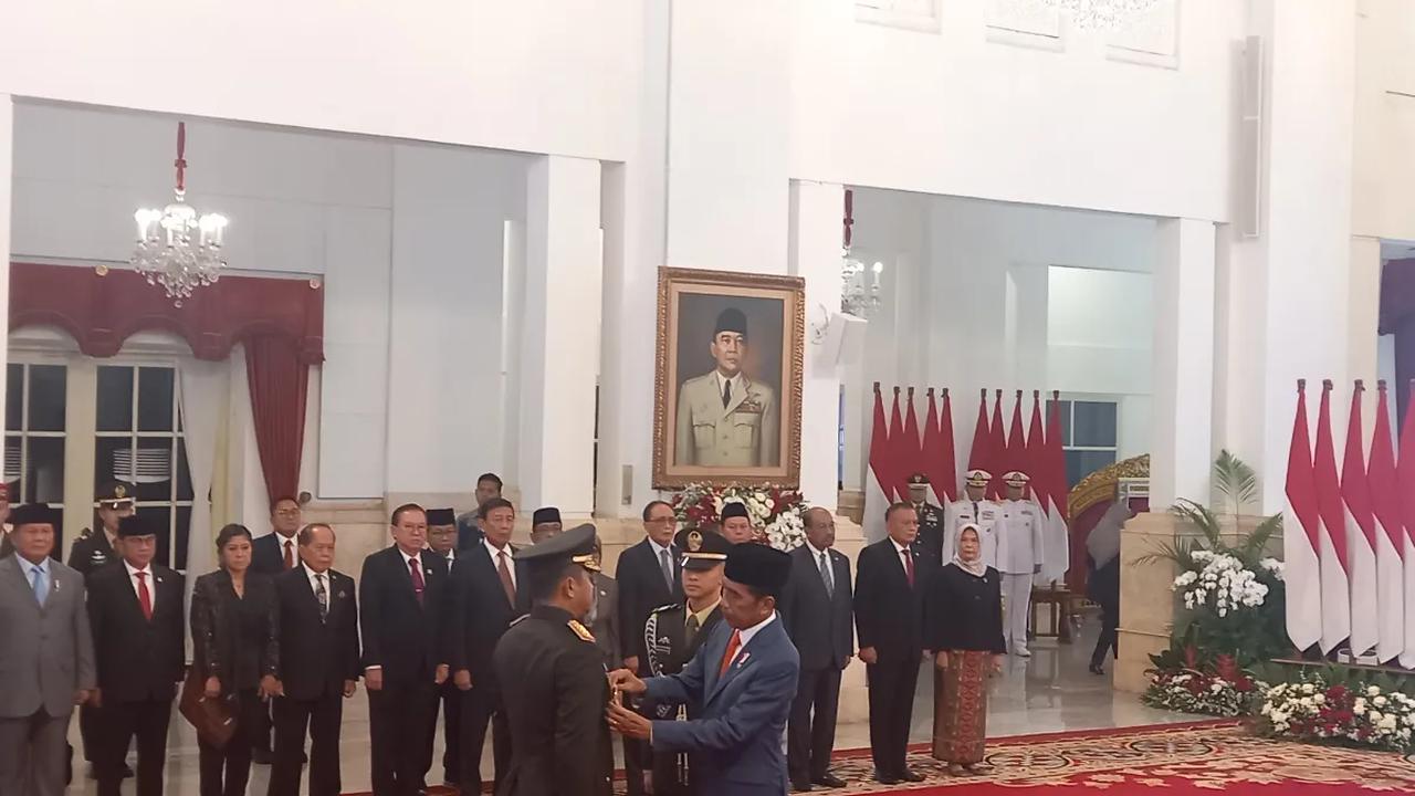 Keduanya kembali bertemu di momen pelantikan. Prabowo dan Maruli yang sama-sama jenderal berdarah Kopassus saling memberi hormat.