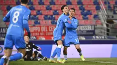Pemain Napoli Hirving Lozano (kanan) melakukan selebrasi usai mencetak gol ke gawang Bologna pada pertandingan sepak bola Liga Italia di Stadion Renato Dall'Ara, Bolgona, Italia, 17 Januari 2022. Napoli menang 2-0. (Massimo Paolone/dpa via AP)