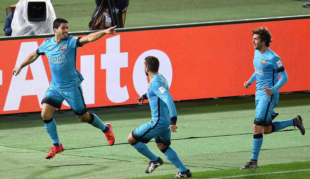 Pesepak bola Barcelona, Luis Suarez, berlari dikejar rekan-rekannya usai mencetak gol ke gawang Guangzhou Evergrande. (AFP/Toru Yamanaka)