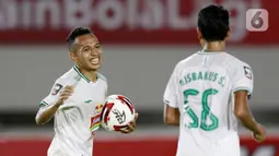 Pemain PSS Sleman Irfan Jaya melakukan selebrasi usai mencetak gol ke gawang PSM Makassar pada laga perebutan juara tiga Piala Menpora 2021 di Stadion Maguwoharjo, Sleman, Sabtu (24/4/2021). PSS Sleman mengalahkan PSM Makassar dengan skor 2-1. (Bola.com/M Iqbal Ichsan)