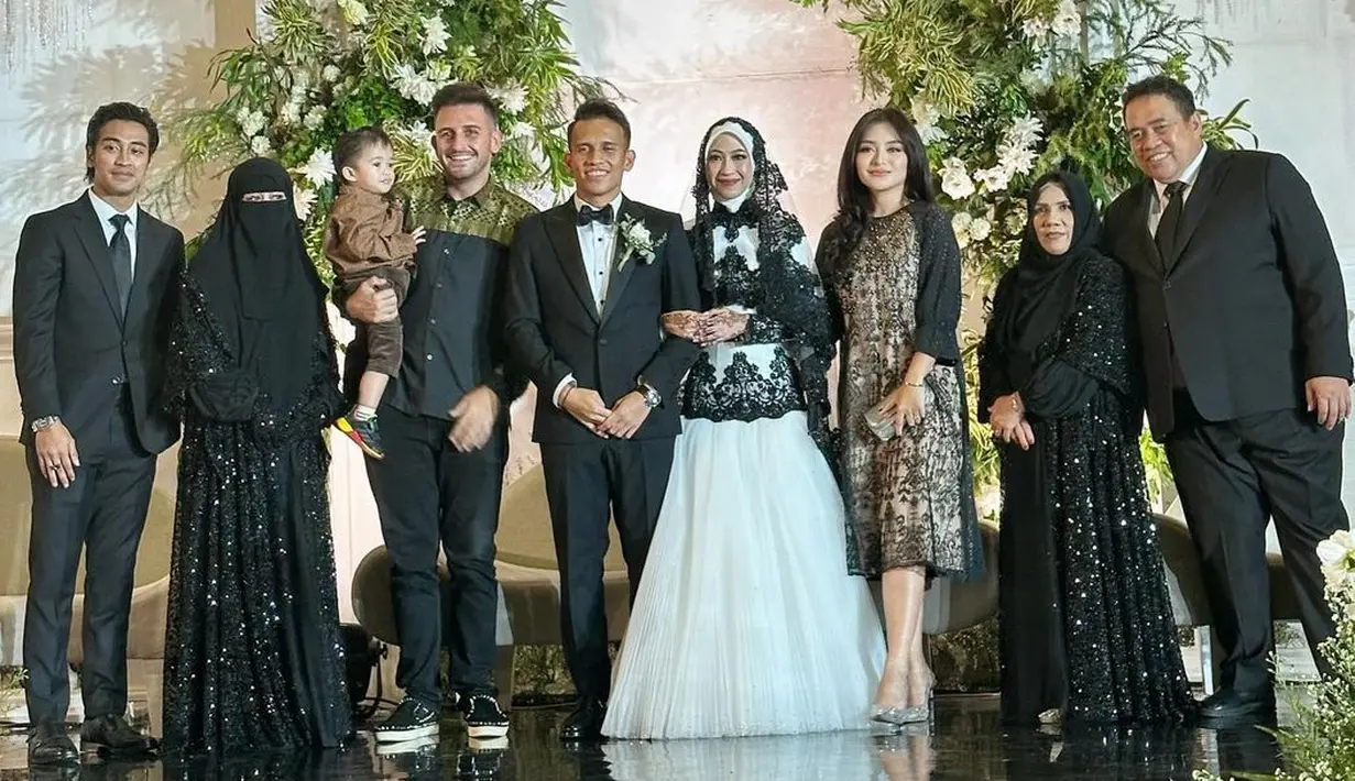 <p>Penampilan Nathalie berhasil mencuri perhatian warganet. Banyak yang menyebut Natahlie tampil cantik dalam acara resepsi pernikahan Egy Maulana Vikri dan Adiba. Foto bersama pengantin dan keluarga. [Instagram/nathalieholscher]</p>