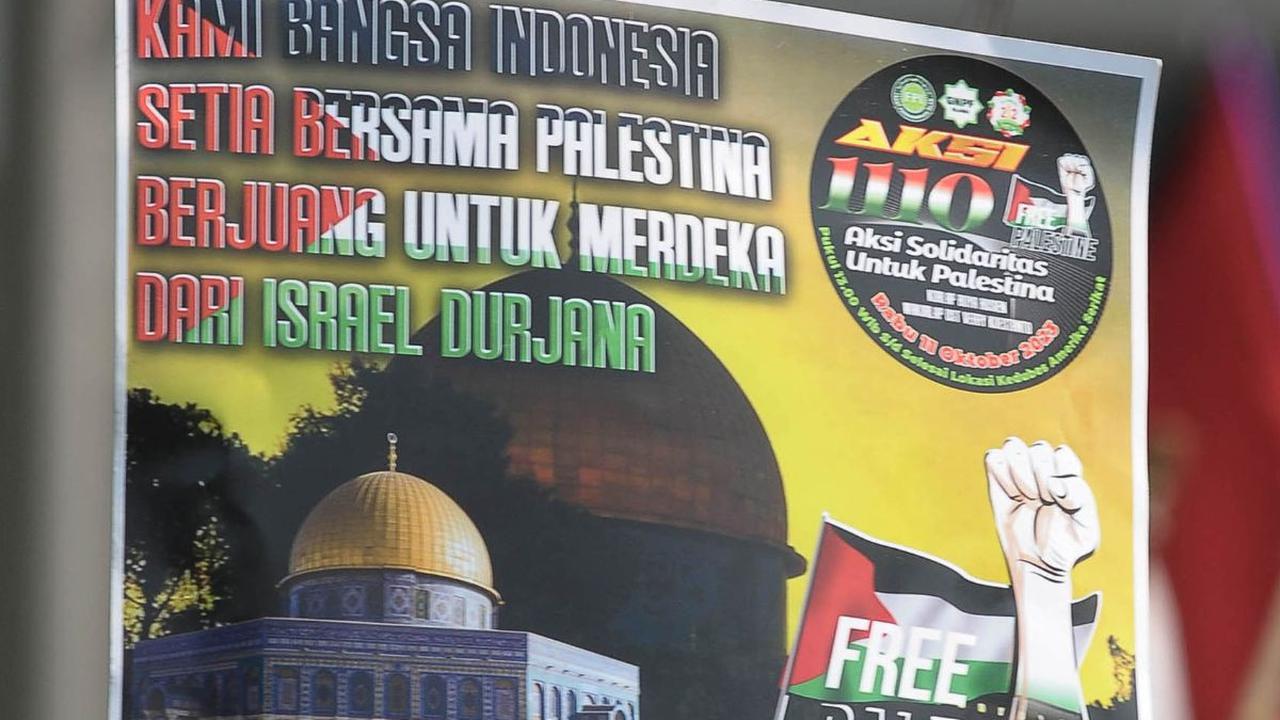 Dalam aksinya, mereka menuntut kemerdekaan penuh untuk Palestina.