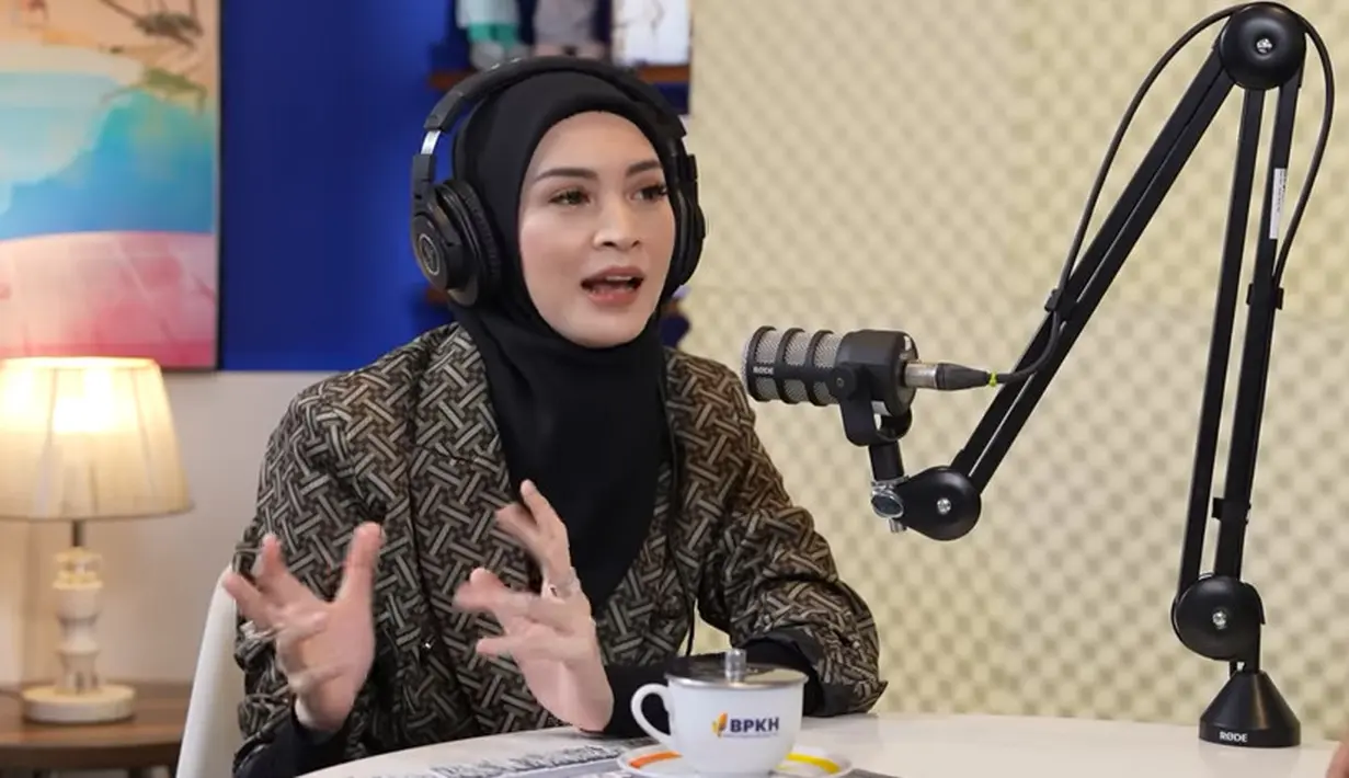 "Aku terus minum air Zamzam dan mengoleskannya di perut sambil berdoa sebanyak-banyaknya. Ketika pulang, kista tersebut sudah hilang. Lima sentimeter itu ukurannya cukup besar, lho," cerita Donita seperti dilansir dari BPKH RI. [Youtube/BPKH RI]