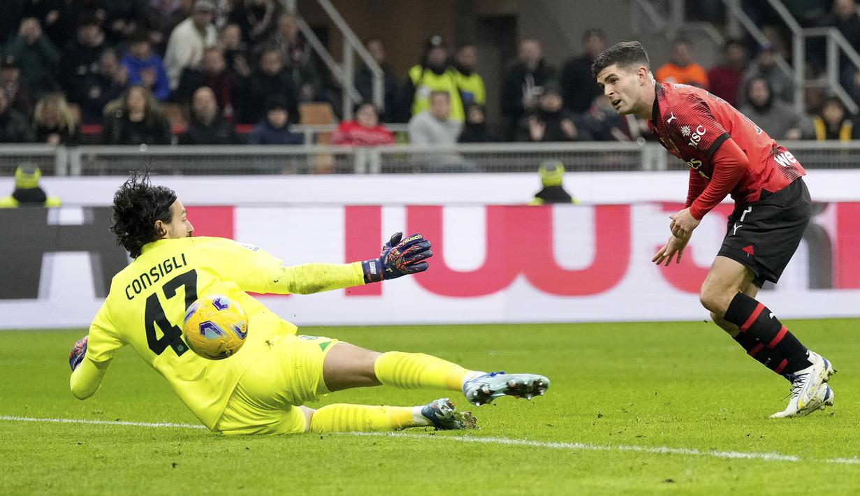 Striker AC Milan, Christian Pulisic mencetak gol ke gawang Sassuolo pada laga pekan ke-18 Serie A Liga Italia 2023/2024 di San Siro Stadium, Milan, Sabtu (30/12/2023) malam waktu setempat. (AP Photo/Antonio Calanni)