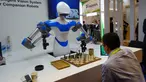 Sebuah robot yang dikembangkan oleh para insinyur Taiwan bermain catur dengan pengunjung dalam pameran Consumer Electronic Show (CES) 2017 di Las Vegas, AS (8/1). (AFP/Rob Lever)