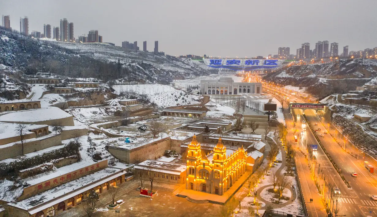Foto dari udara yang diabadikan pada 23 November 2020 ini menunjukkan pemandangan Kota Yan'an yang diselimuti salju di Provinsi Shaanxi, China barat laut. (Xinhua/Tao Ming)
