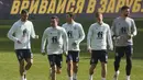 Para pemain Spayol melakukan pemanasan selama sesi latihan tim di Stadion NSK Olimpiyskiy, Ukraina (12/10/2020). Spanyol akan bertanding melawan Spanyol dalam  lanjutan UEFA Nations League Divisi A Grup 4 (A4). (AP Photo/Efrem Lukatsky)