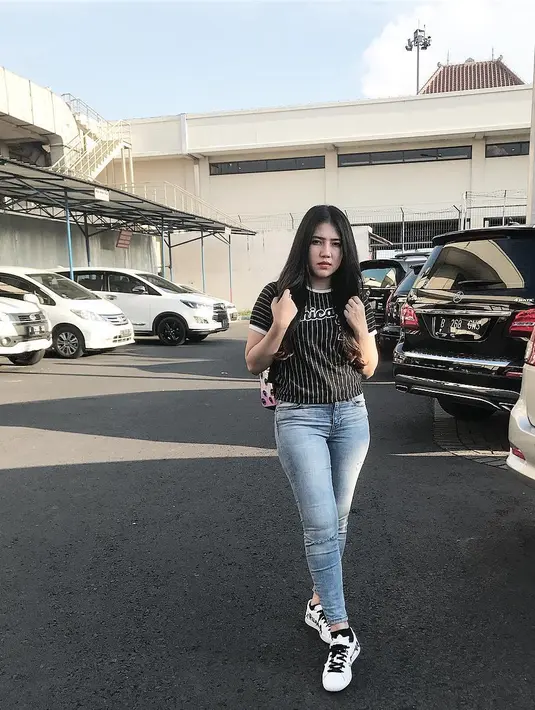 "Gemeteran, dingin, berasa audisi beneran. Mau dikomenin juga? Jangan lah," kata Via Vallen ketika Daniel Mananta menanyakan perasaannya, Ecovention Ancol, Jakarta Utara, Senin (23/4/2018). (Instagram/viavallen)