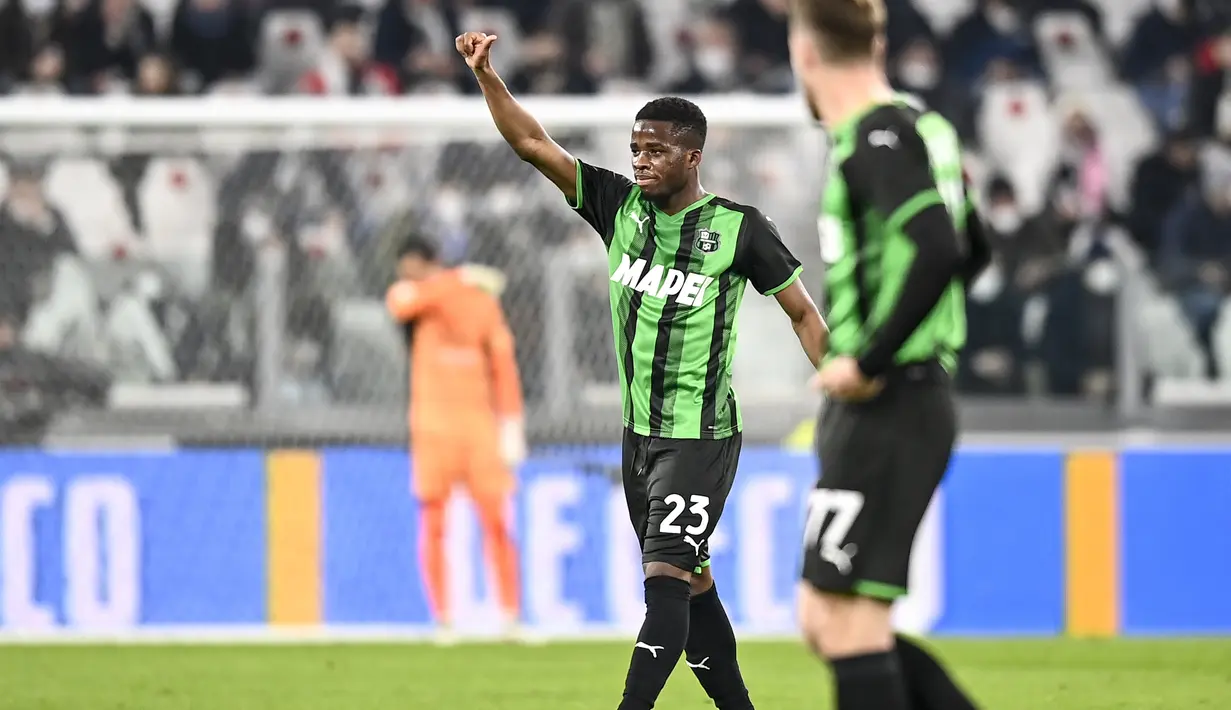 Pemain Sassuolo, Hamed Junior Traore berselebrasi usai mencetak gol ke gawang Juventus dalam pertandingan perempat final Coppa Italia di Stadion Allianz, Turin, Jumat (11/2/2022). Juventus menang tipis atas Sassuolo 2-1. (Fabio Ferrari/LaPresse via AP)