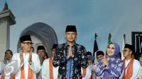 Balon gubernur DKI Jakarta, Agus Harimurti Yudhoyono (tengah) bersama Sylviana Murni saat pelepasan menuju Balai Sudirman Jakarta, Senin (24/10). Pasangan Agus-Sylvi akan mengikuti penetapan cagub DKI Jakarta. (Liputan6.com/Helmi Fithriansyah)