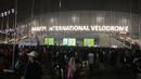 Ribuan suporter Timnas Indonesia memadati area Jakarta International Velodrome, Rawamangun, Jakarta Timur, Selasa (11/6/2024) mengikuti acara nonton bersama laga kualifikasi Piala Dunia 2026 antara Timnas Indonesia menghadapi Filipina dalam rangkaian acara MALAMNYA BOLA 2024. (Bola.com/Arief Bagus)