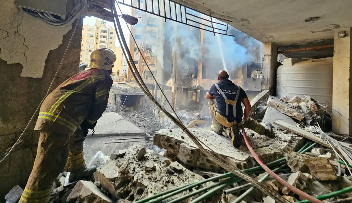 Militer Israel terus melancarkan serangan terhadap apa yang mereka duga sebagai pusat komando, gudang senjata, dan infrastruktur yang digunakan kelompok Hizbullah. (Foto oleh AFP)