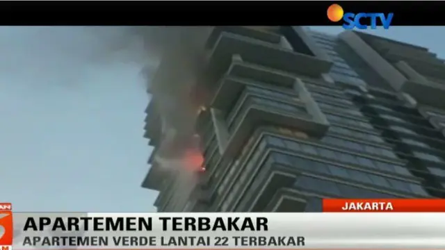 Dalam rekaman video amatir yang direkam warga terlihat api membakar lantai 22 Tower East Apartement Verde 