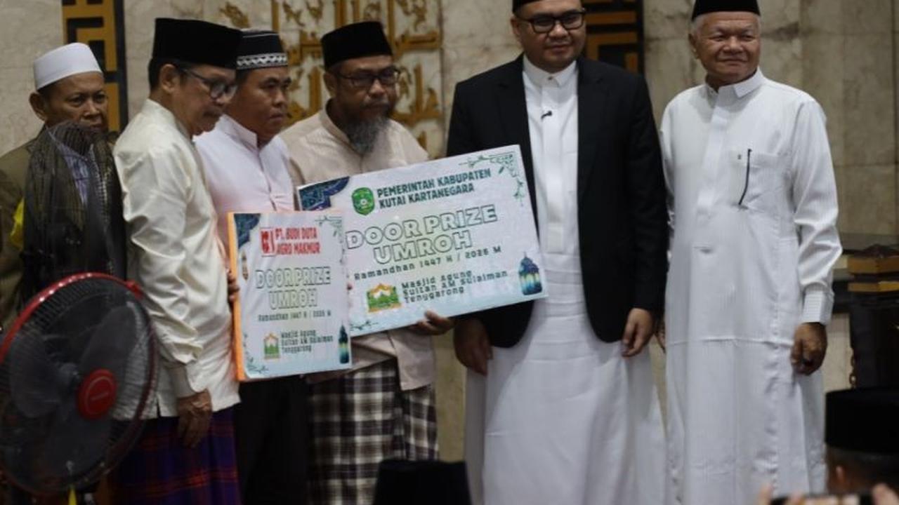 Bupati Kukar Aulia Rahman Serahkan Lima Hadiah Umrah Gratis di Momen Idul Fitri 2026