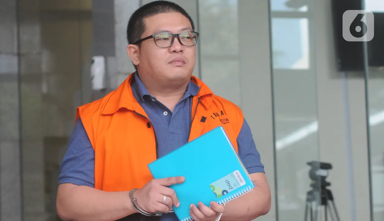 Tersangka pengusaha Chandry Suanda alias Afung berjalan keluar Gedung KPK usai pemeriksaan di Jakarta, Rabu (6/11/2019). Penyuap anggota DPR F-PDIP I Nyoman Dhamantra itu diperiksa untuk melengkapi berkas kasus dugaan suap pengurusan izin impor bawang putih tahun 2019. (merdeka.com/Dwi Narwoko)