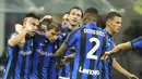 Penyerang Inter Milan, Lautaro Martinez (kiri) berselebrasi dengan rekan satu timnya setelah mencetak gol ke gawang Cremonese pada pertandingan lanjutan Liga Serie A Italia di stadion San Siro di Milan, Italia, Rabu (31/8/2022). Inter Milan menang atas Cremonese 3-1. (AP Photo/ Luca Bruno)