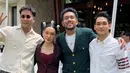 Pernikahan mereka berlangsung dengan nuansa yang intim, hanya dihadiri oleh keluarga dan teman-teman terdekat. Di antara tamu yang hadir, terlihat beberapa nama besar dalam industri musik tanah air, seperti Nadin Amizah, Gangga, Rizky Febian, hingga Afghan. [@vidialdiano/@rendharais/@bensihombing/@rizkyfbian].