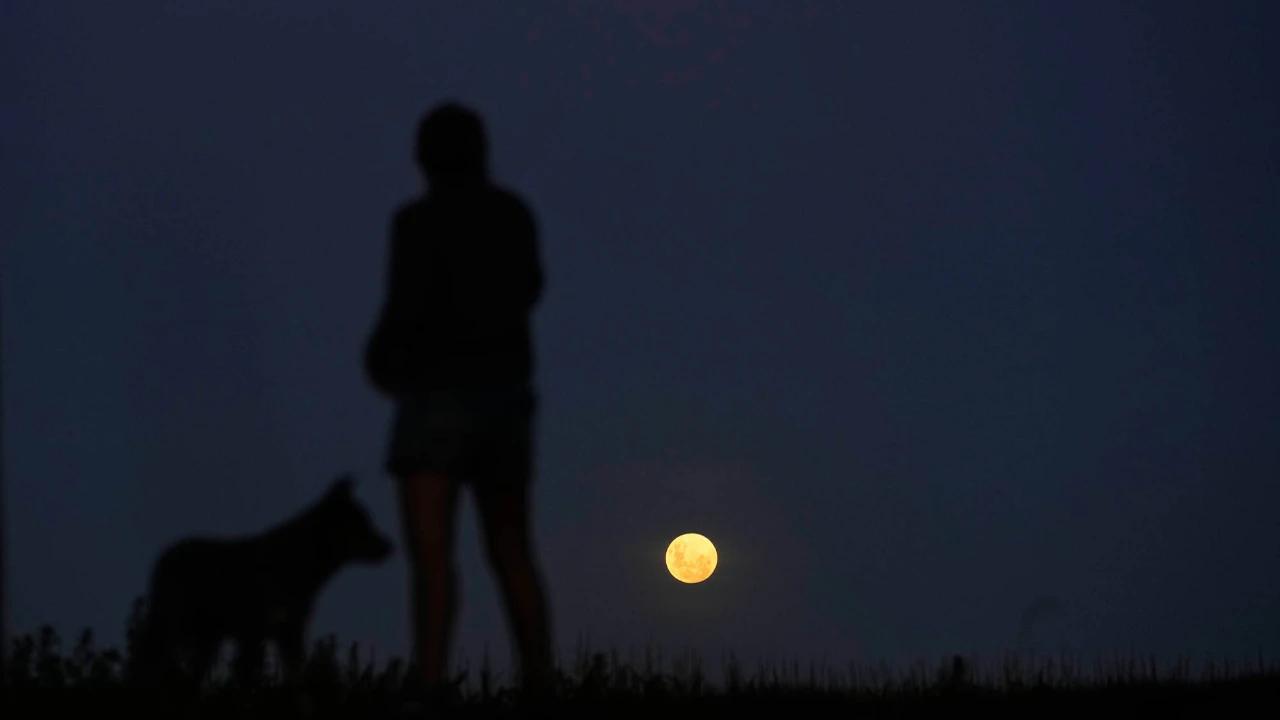 FOTO: Supermoon Serigala Hiasi Langit Dunia Awal 2026