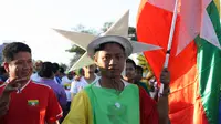 Suporter Myanmar saat hendak menyaksikan timnya bertanding melawan Indonesia di SEA Games 2013 (Liputan6.com/Marco)