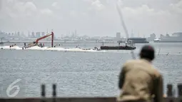 Pengerjaan proyek reklamasi kawasan Pantai Utara Jakarta, Ancol, Jakarta, Rabu (9/3/2016). Dampak yang perlu diantisipasi Pemprov DKI Jakarta atas reklamasi pantai salah satunya ialah degradasi biota laut. (Liputan6.com/Faizal Fanani)