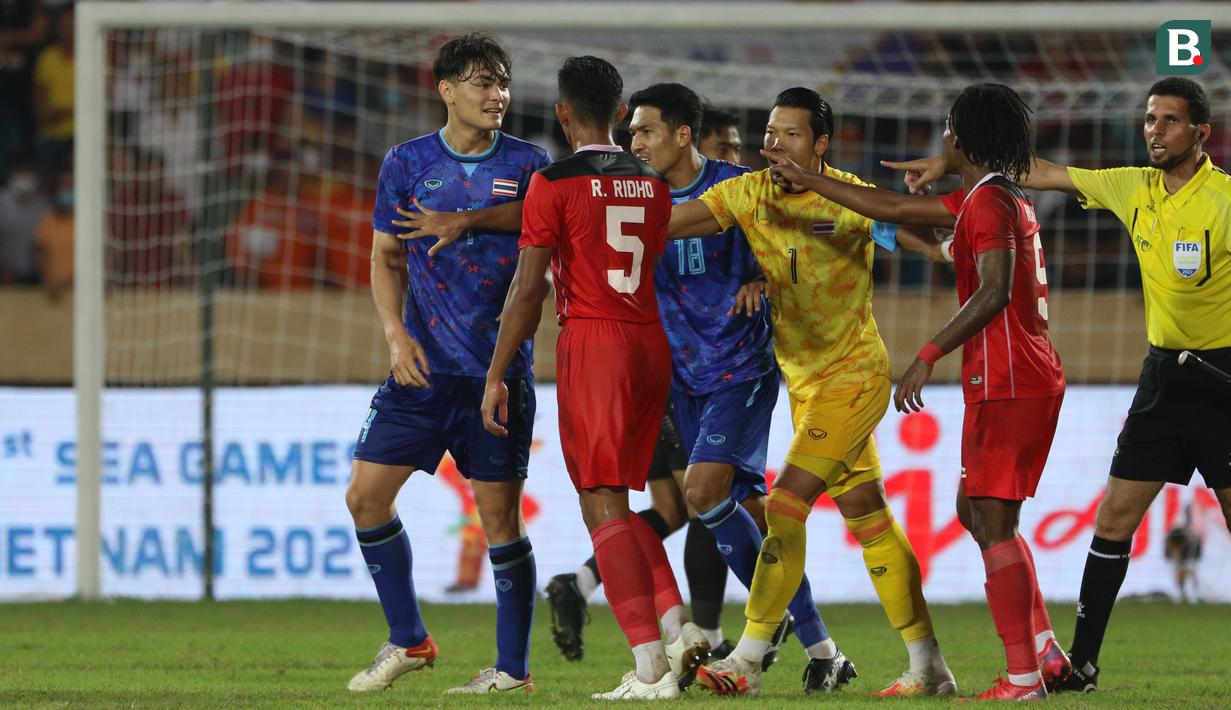 <p>Bahkan penjaga gawang senior timnas Thailand, Kawin Thamsatchanan harus meninggalkan jauh gawangnya hanya untuk melerai aksi yang dilakukan pemuda 20 tahun tersebut. (Bola.com/Ikhwan Yanuar)</p>