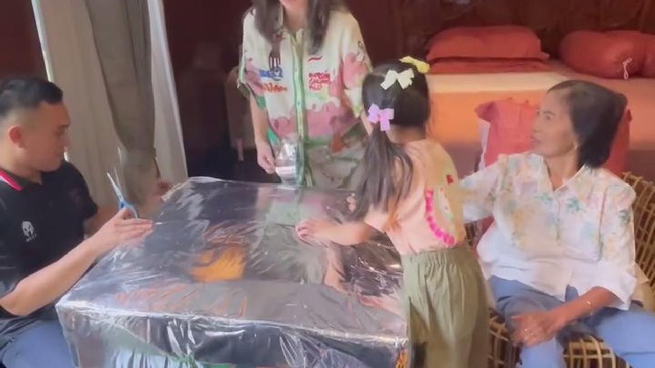 7 Potret Momo Geisha dan Anak Beri Hadiah Ulang Tahun ke Opung, Kadonya Besar Banget Ternyata Ini Isinya