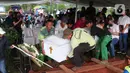 Peti jenazah aktris senior Rima Melati bersiap diturunkan ke liang lahat di TPU Tanah Kusir, Jakarta Selatan, Sabtu (25/6/2022). Rima Melati meninggal dunia pada Kamis (24/6). Sebelum meninggal dia sempat dirawat lantaran komplikasi dan infeksi. (Liputan6.com/Angga Yuniar)